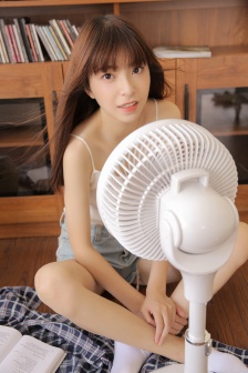 美女超薄紧身裤图片